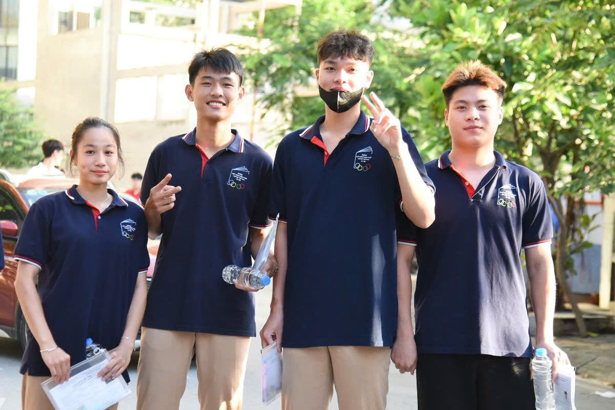 Sáng 26/6, cùng với học sinh cả nước, hơn 122 nghìn thí sinh trên địa bàn Thủ đô Hà Nội bắt đầu làm bài thi đầu tiên của Kỳ thi tốt nghiệp trung học phổ thông: bài thi Ngữ văn