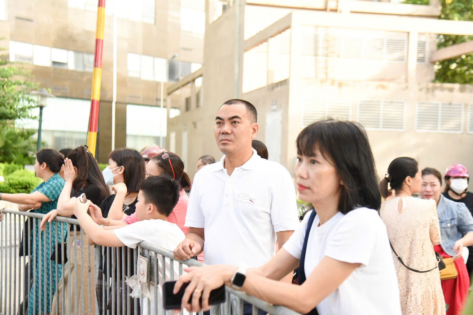  Dưới cái nắng hè gay gắt, từng ánh mắt dõi theo của phụ huynh vẫn đứng chờ ngoài cổng trường đợi con thi xong
