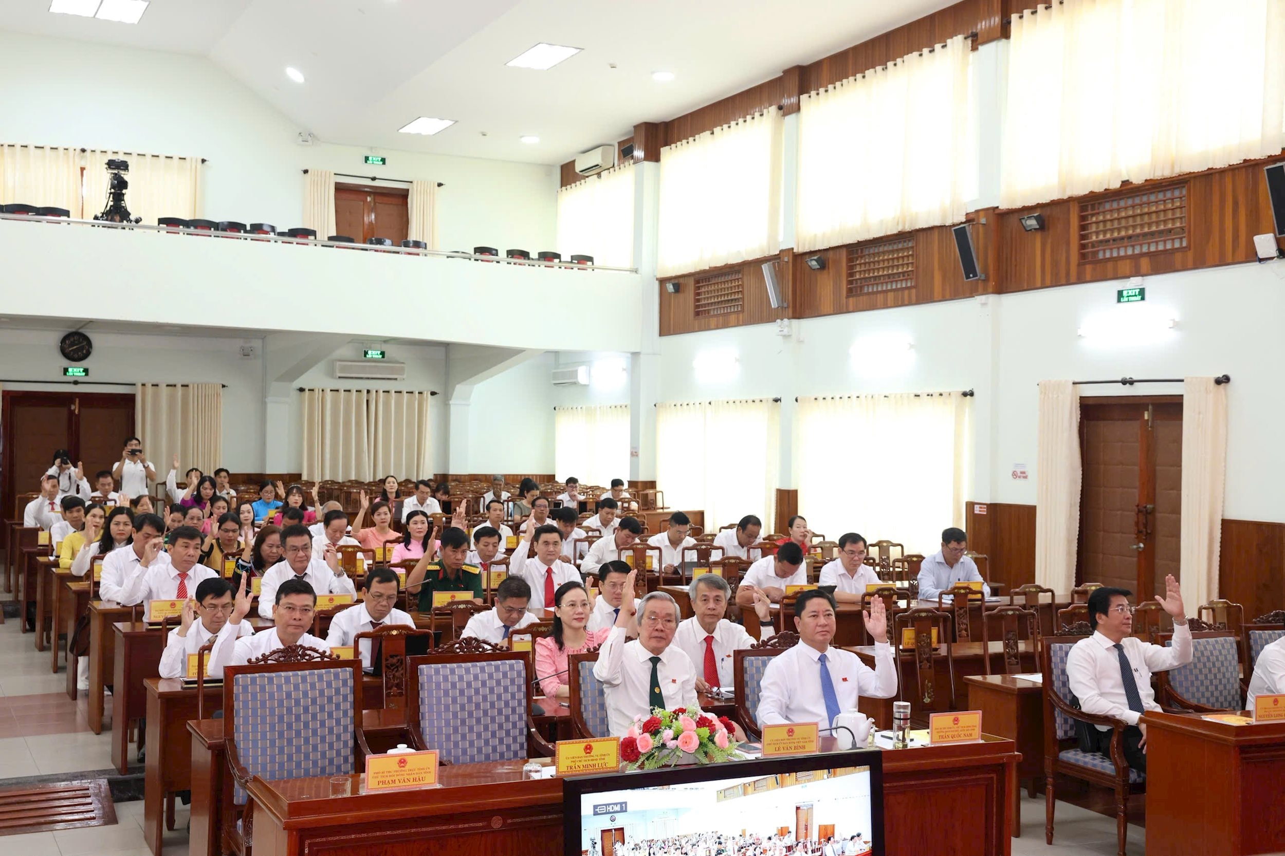 Các đại biểu biểu quyết thông qua nghị quyết tại kỳ họp