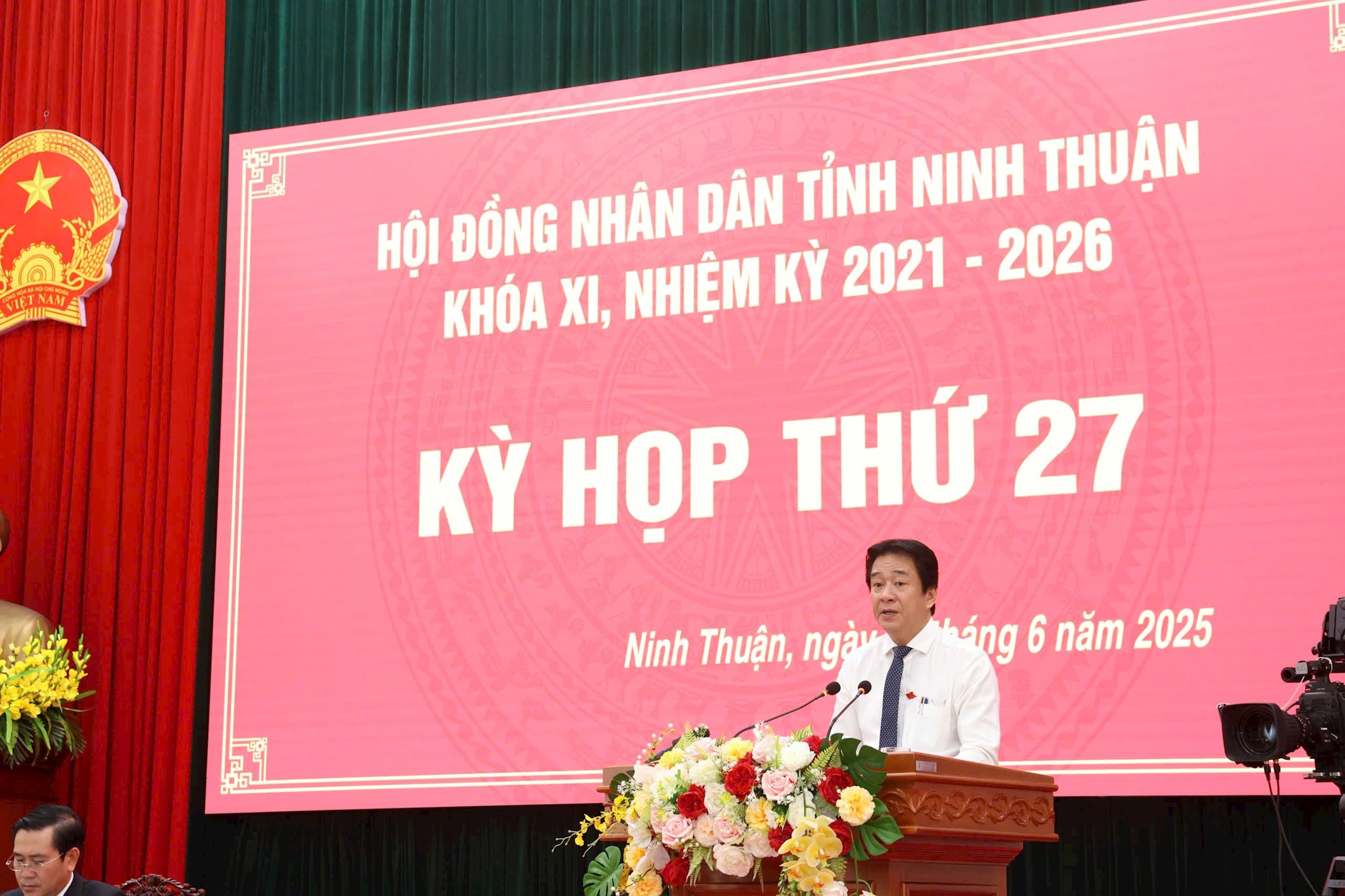 Phó Chủ tịch UBND tỉnh Nguyễn Long Biên trình bày báo cáo của UBND