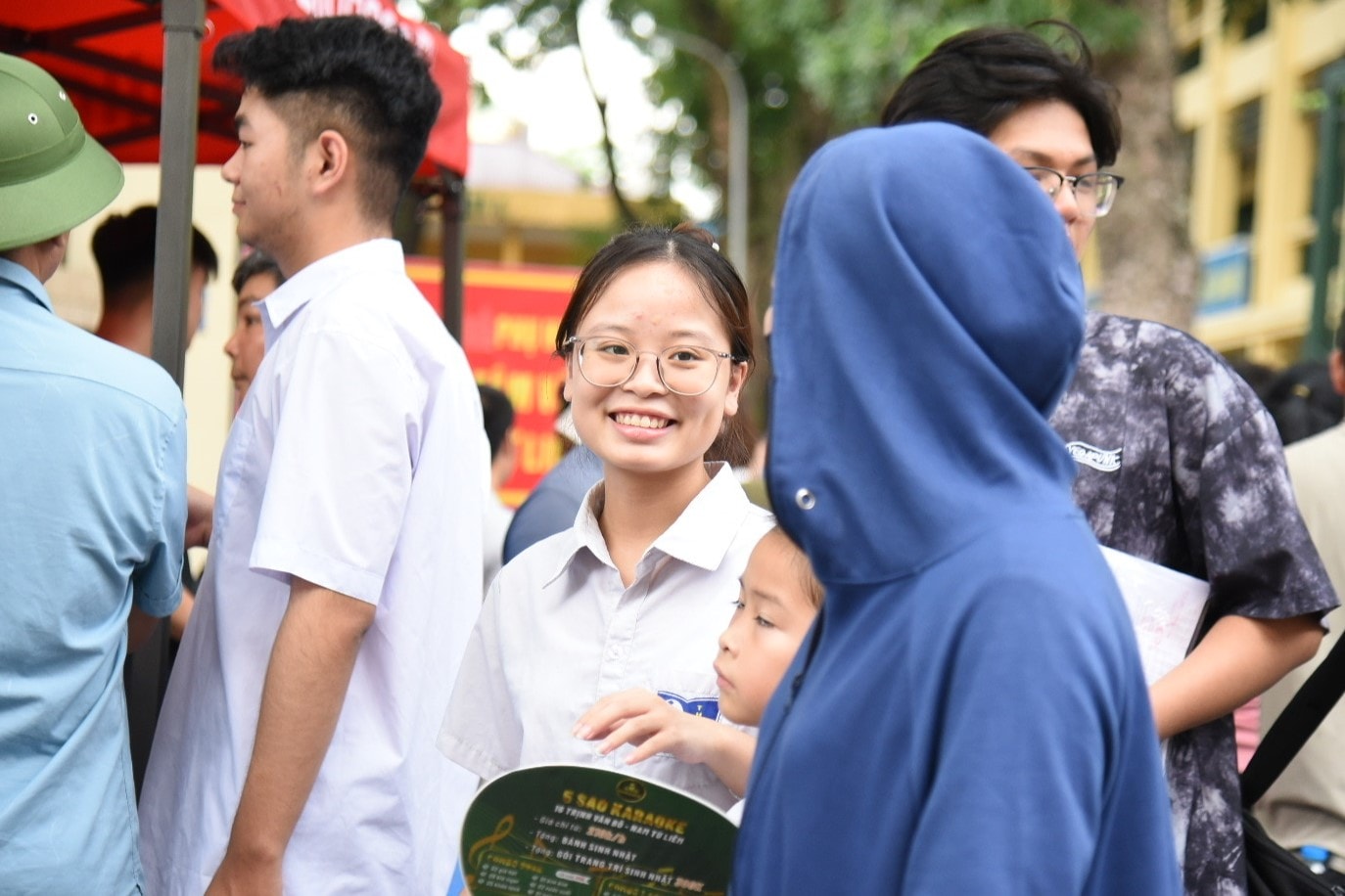 Thí sinh rạng rỡ khi hoàn thành ngày thi đầu tiên của kỳ thi. Ảnh: Xuân Quý
