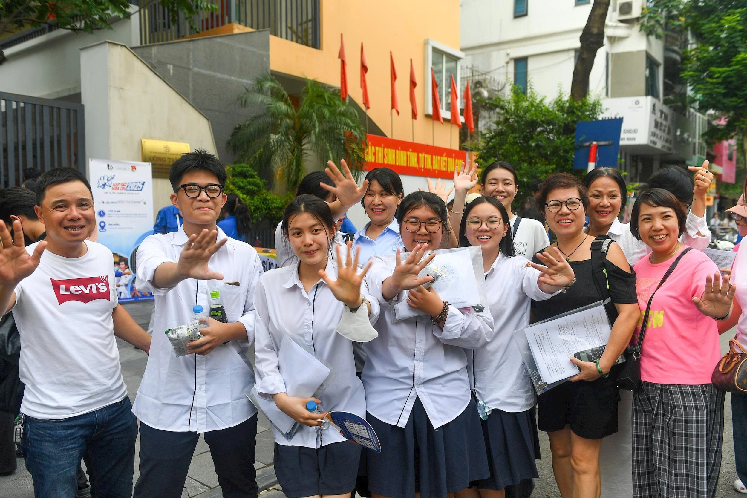 Thí sinh hoàn thành ngày thi đầu tiên kỳ thi tốt nghiệp THPT 2025. Ảnh: Mạnh Hưng