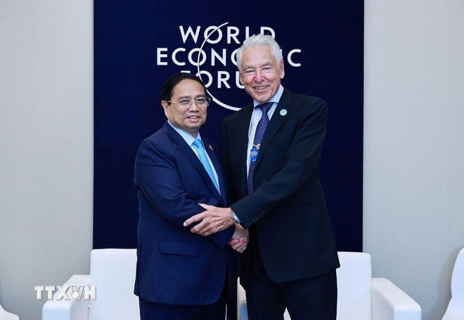 Prime Minister Pham Minh Chinh (L) meets with WEF Interim Chairman Peter Brabeck-Letmathe (Photo: VNA) thu-tuong-pham-minh-chinh-gap-chu-tich-lam-thoi-wef-peter-brabeck-letmathe-ttxvn.jpg