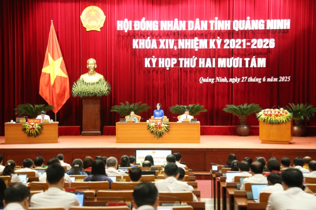Chủ tọa điều hành kỳ họp.