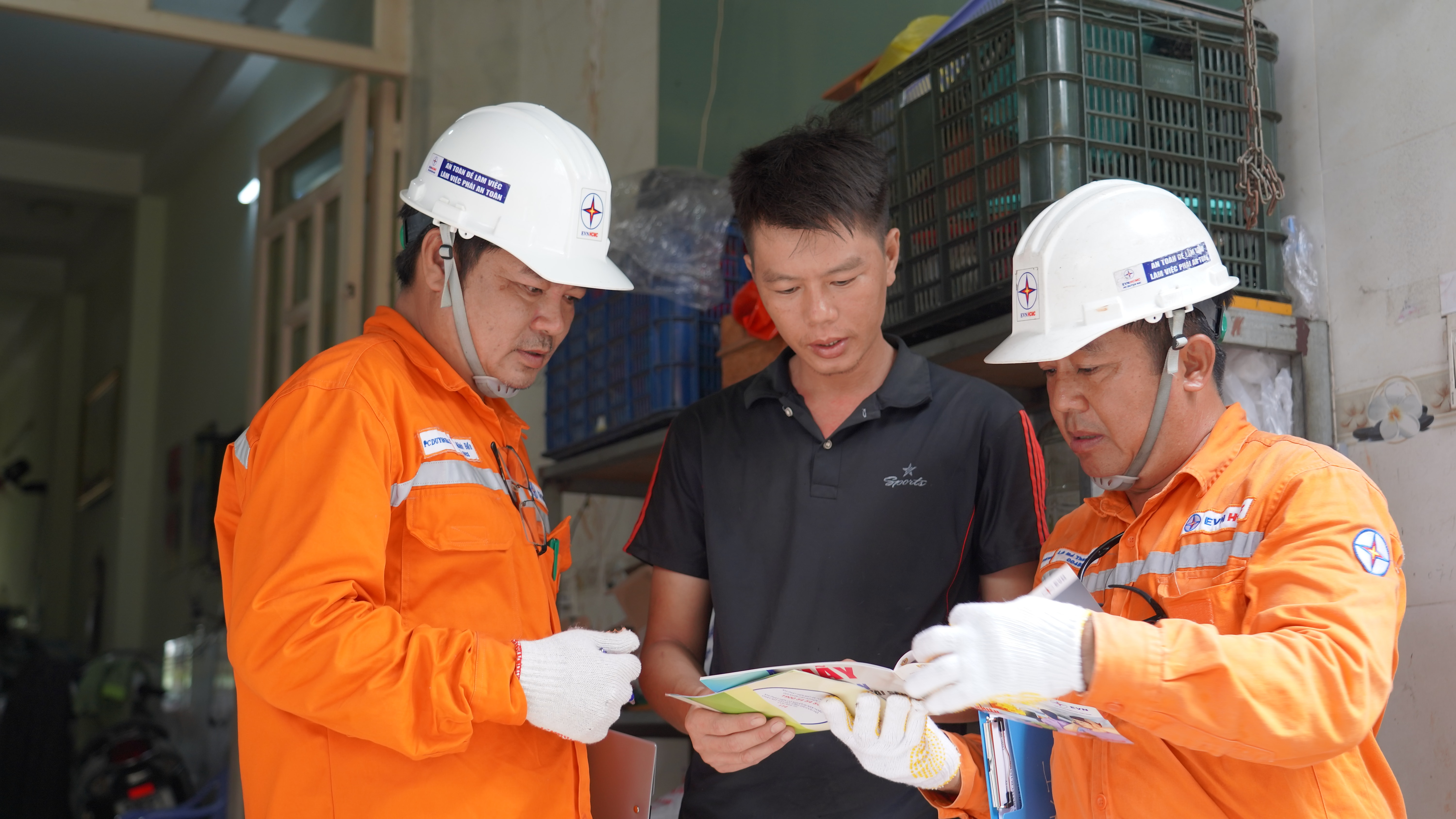Nhân viên Điện lực Duyên Hải tư vấn, hướng dẫn Người dân sử dụng điện an toàn, tiết kiệm