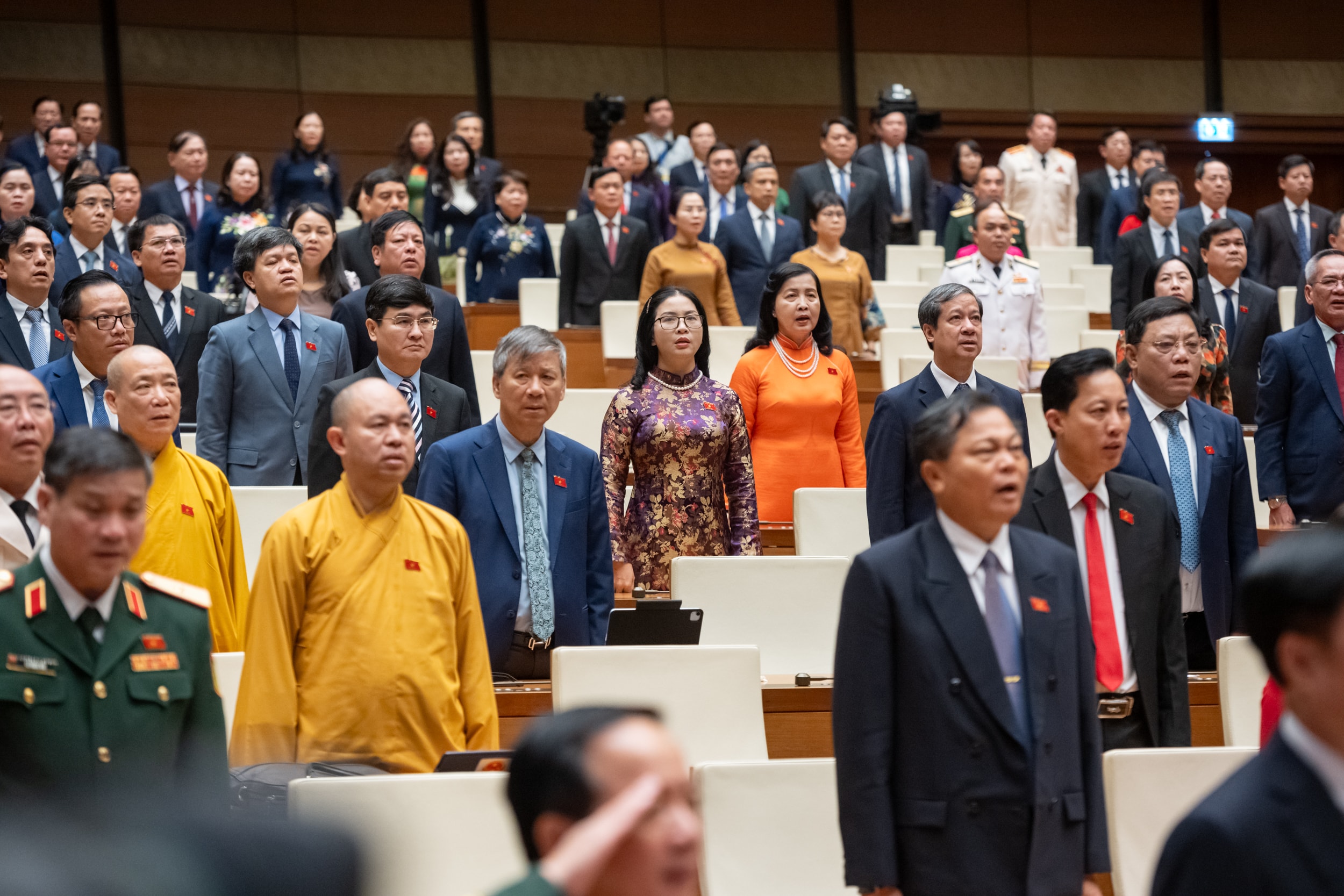 Các đại biểu thực hiện nghi lễ chào cờ. Ảnh: Phạm Thắng