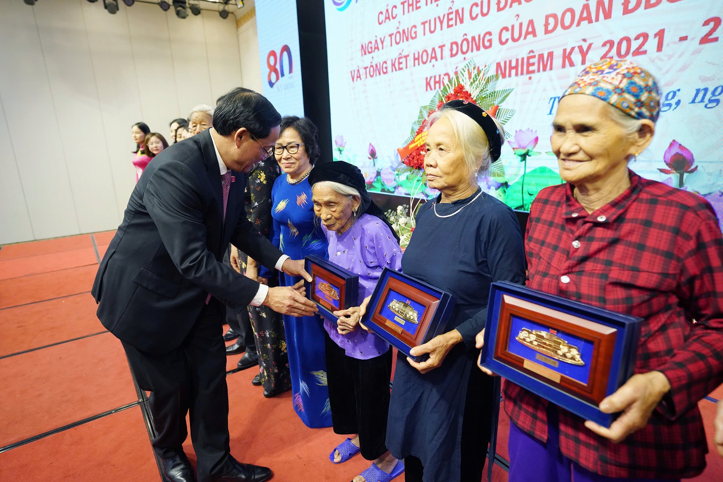 280620251201-pctqh-tang-qua-cac-dbqh-cac-khoa0.jpg