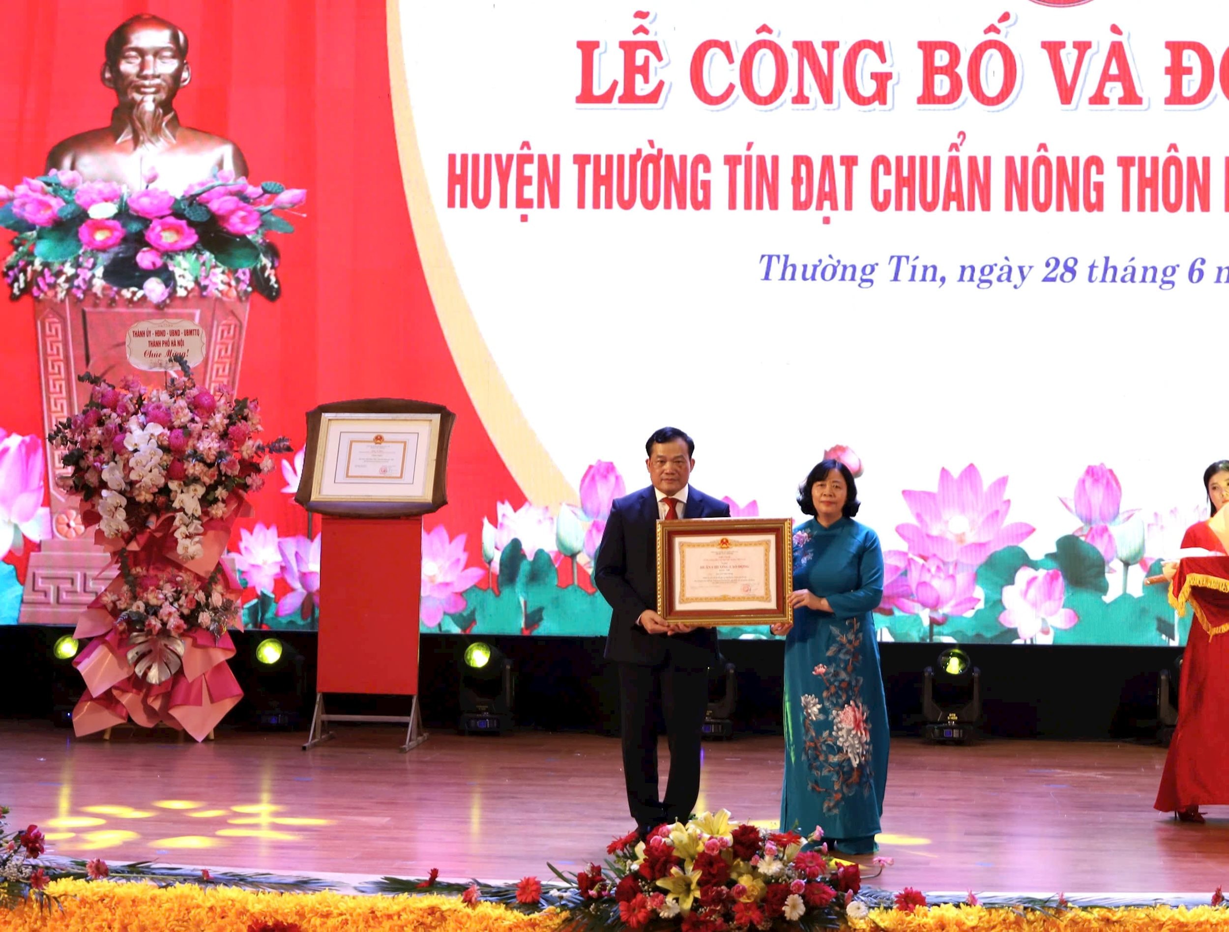 Bí Đồng chí Bùi Thị Minh Hoài, Bí thư Thành uỷ Hà Nội trao Huân chương Lao động hạng Nhì của 