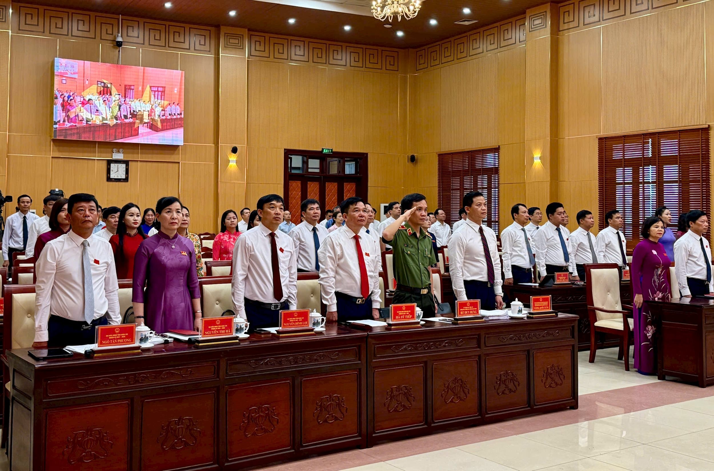 Các đồng chí lãnh đạo tỉnh và đại biểu thực hiện nghi lễ chào cờ.