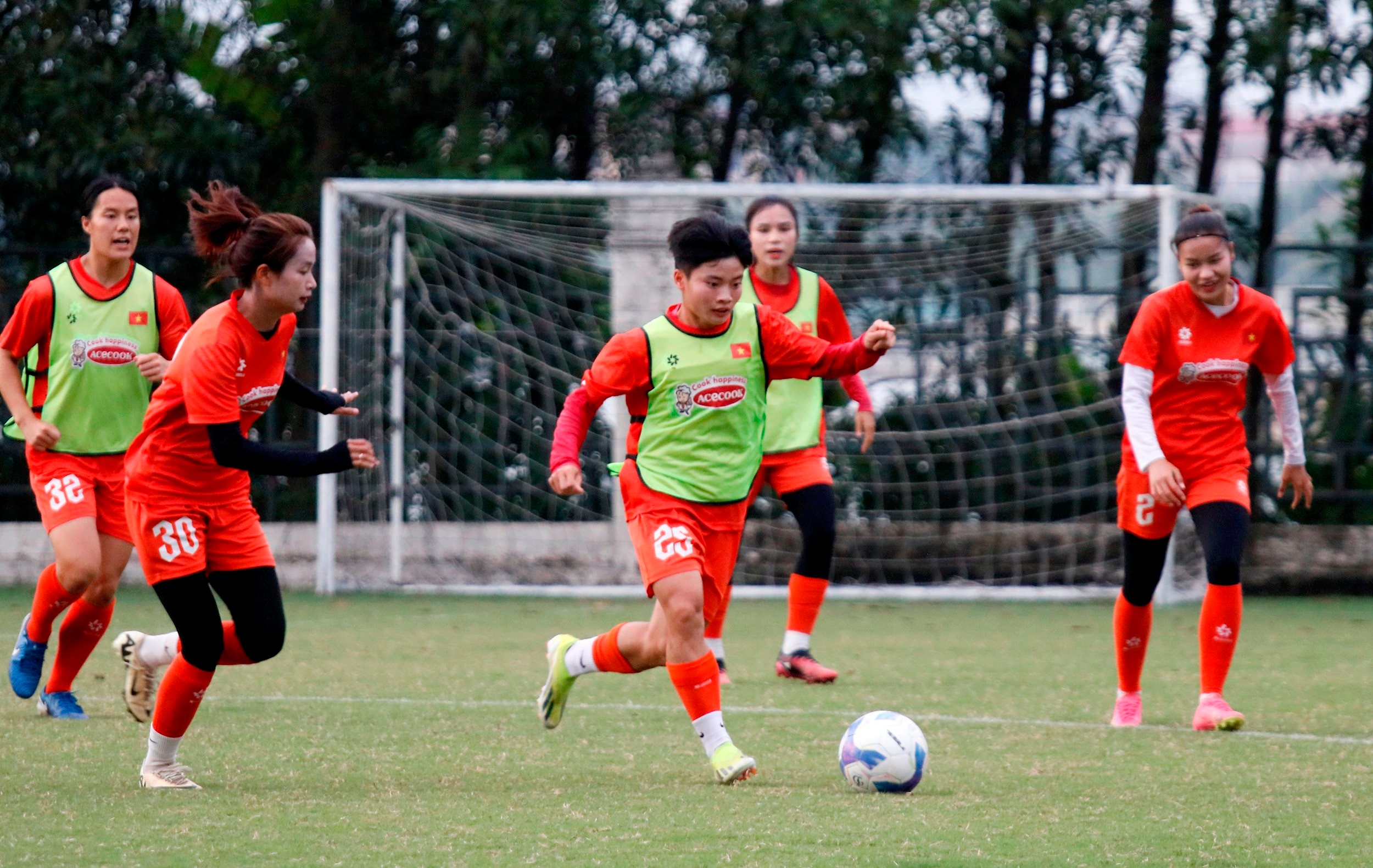 Các cầu thủ nũ Việt Nam tập luyện trước trận ra quân tại vòng loại Asian Cup 2026. Ảnh VFF