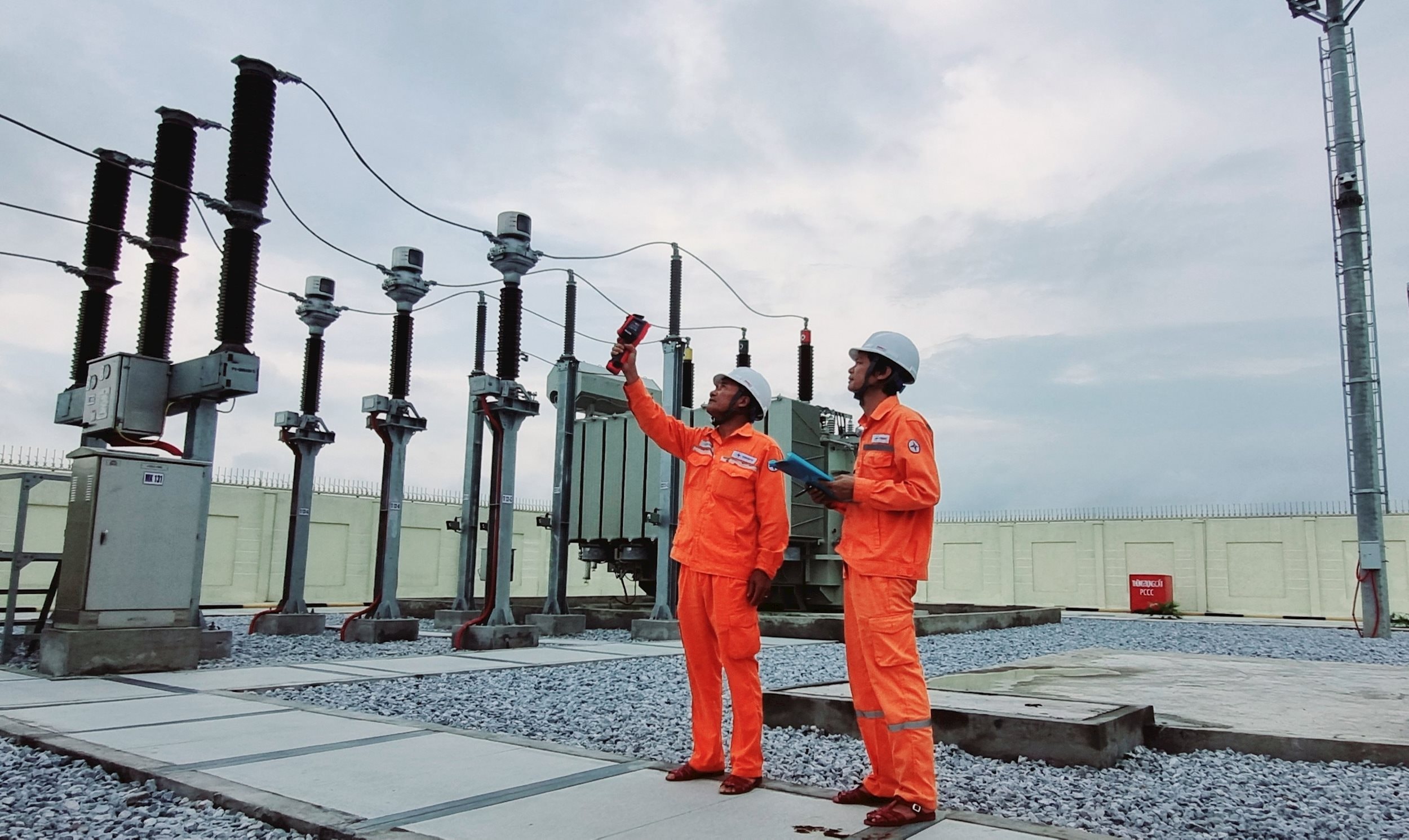 Ảnh 3. Nhiều thiết bị mới được đầu tư góp phần vận hành an toàn hệ thống điện. Ảnh NPC