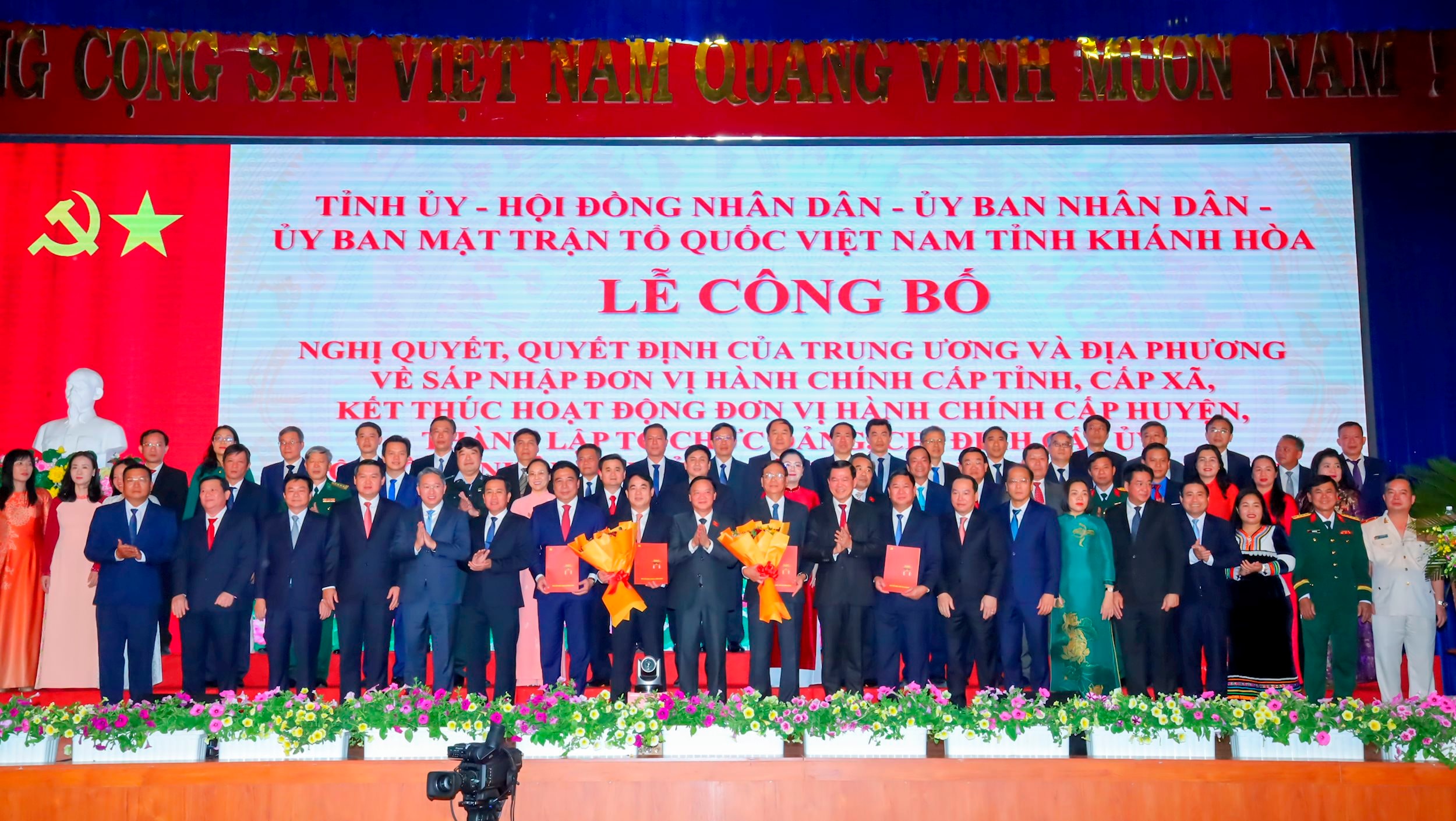 Phó Chủ tịch Thường trực Quốc hội Nguyễn Khắc Định cùng Phó Chủ nhiệm UBKT Trung ương Nguyễn Hồng Lĩnh, Bộ trưởng Bộ Tư pháp Nguyễn Hải Ninh trao quyết định và chụp ảnh lưu niệm cùng Ban Chấp hành Đảng bộ tỉnh Khánh Hòa (mới).