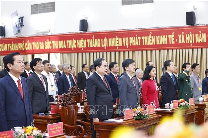 Chủ tịch Quốc hội Trần Thanh Mẫn và đại biểu thực hiện nghi thức chào cờ tại Lễ Công bố Nghị quyết. Ảnh: Doãn Tấn/TTXVN