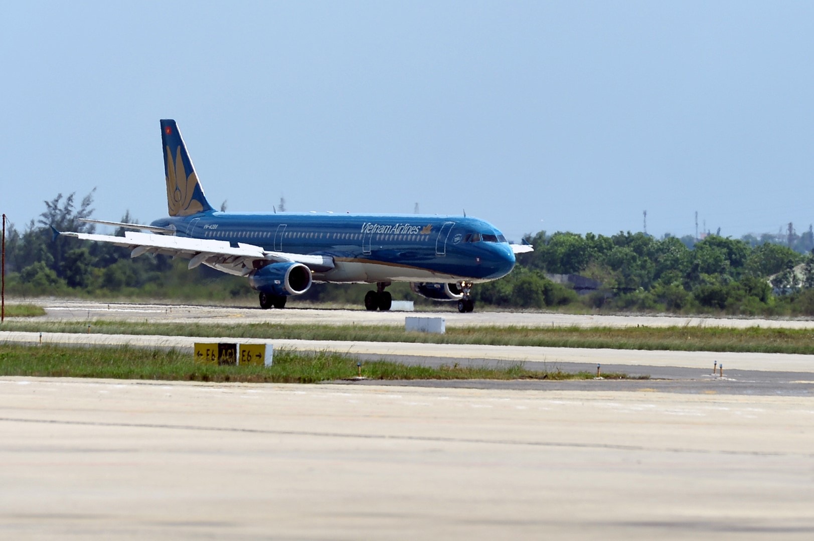 Chuyến bay của Vietnam Airlines hạ cánh khẩn cấp để cấp cứu hành khách. Ảnh VNA