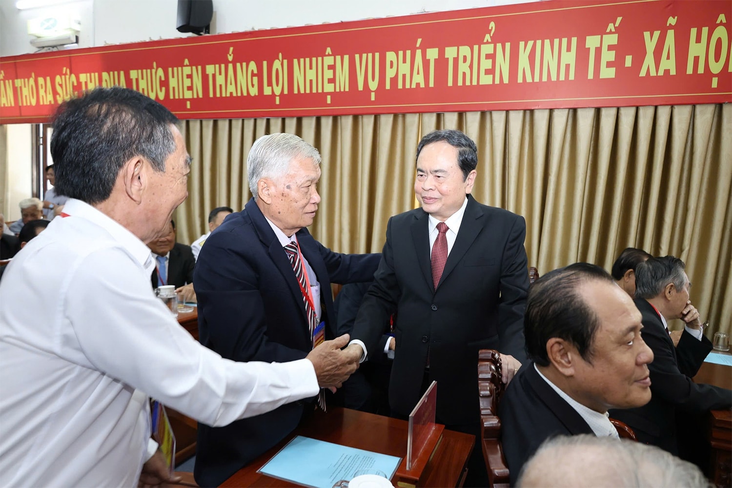 Chủ tịch Quốc hội Trần Thanh Mẫn đến dự Lễ công bố các Nghị quyết, Quyết định về sáp nhập đơn vị hành chính tại Cần Thơ. Ảnh: Hải Hành