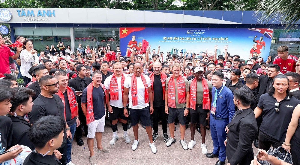 Dàn danh thủ huyền thoại Manchester Reds được chào đón nồng hậu tại BVĐK Tâm Anh Hà Nội vào chiều 29_6.