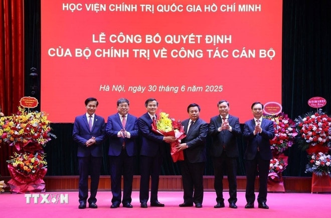 Ban Lãnh đạo Học viện Chính trị quốc gia Hồ Chí Minh chúc mừng ông Đoàn Minh Huấn. (Ảnh: Văn Điệp/TTXVN) ttxvn-ong-doan-minh-huan-giu-chuc-pho-giam-doc-thuong-truc-hoc-vien-chinh-tri-quoc-gia-ho-chi-minh-3006-2.jpg