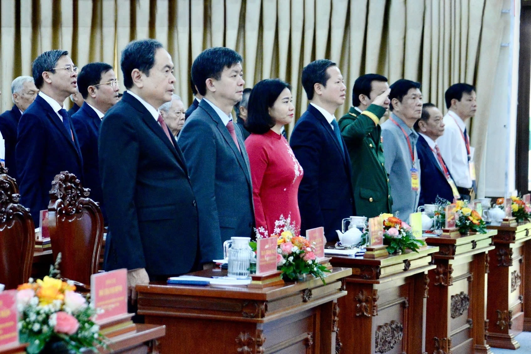 Chủ tịch Quốc hội Trần Thanh Mẫn cùng các đại biểu thực hiện nghi thức lễ chào cờ tại Lễ Công bố Nghị quyết. Ảnh: Lê Tuyết