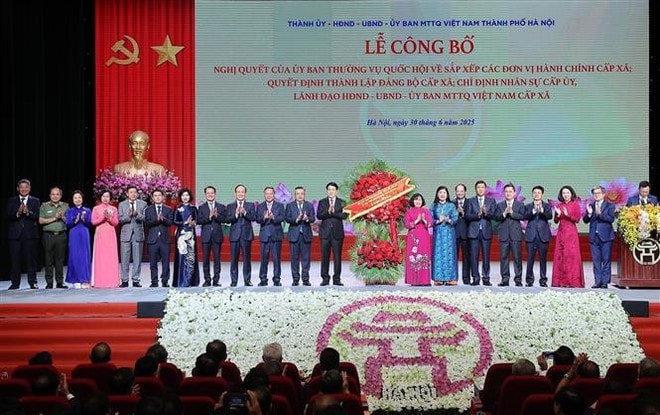 State President Luong Cuong presents flower to congratulate the Party organisation, authorities, and people of Hanoi city. (Photo: VNA) luong-cuong-2.jpg