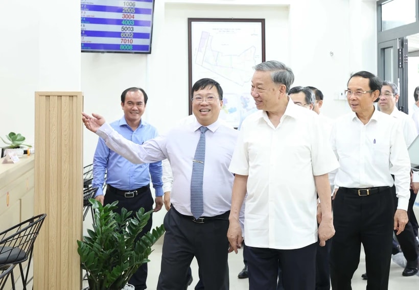Party General Secretary To Lam (C) visits the Public Administrative Service Centre in Tan Vinh Loc commune, Ho Chi Minh City. (Photo: VNA)