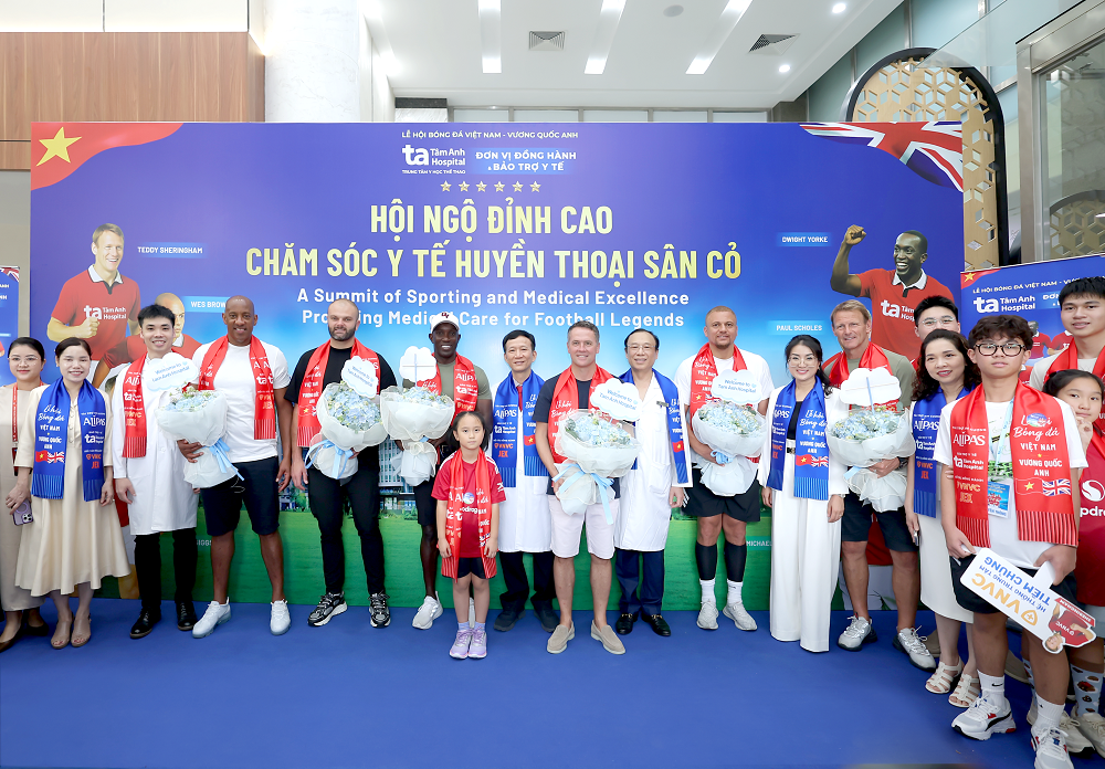 Ngay sau khi đáp chuyến bay từ Đà Nẵng, dàn danh thủ huyền thoại của “Man Đỏ” đã có mặt tại BVĐK Tâm Anh Hà Nội vào chiều 29_6.
