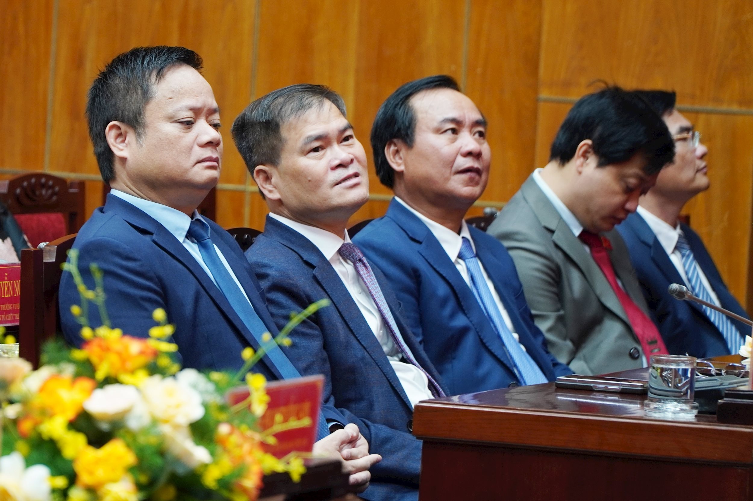 Phó Chủ nhiệm Văn phòng Quốc hội Vũ Minh Tuấn cùng lãnh đạo các Bộ, ngành tại lễ công bố.