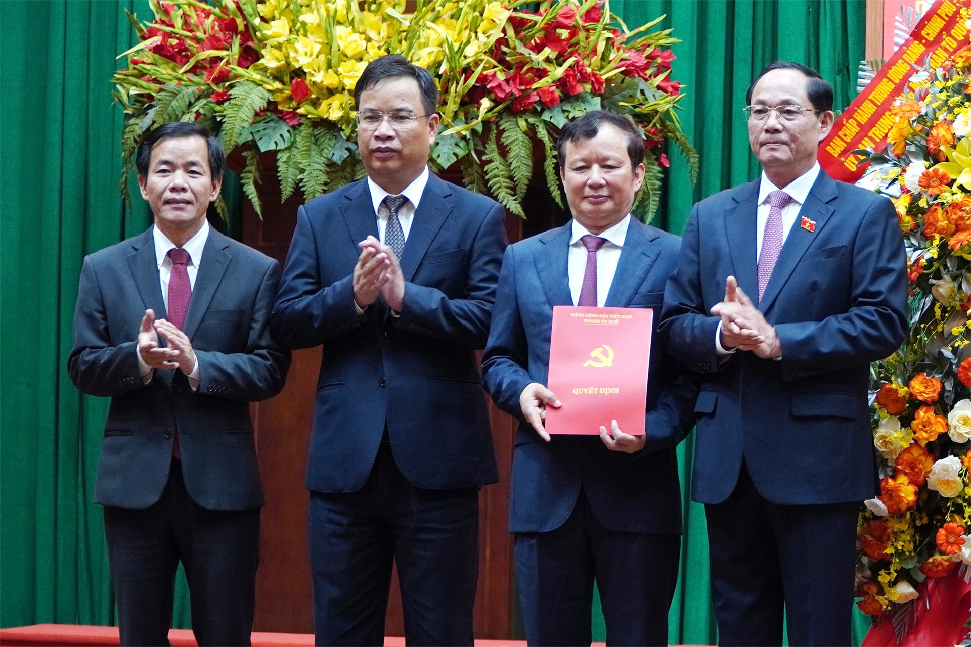 Phó Chủ tịch Quốc hội Trần Quang Phương chúc mừng lãnh đạo thành phố Huế