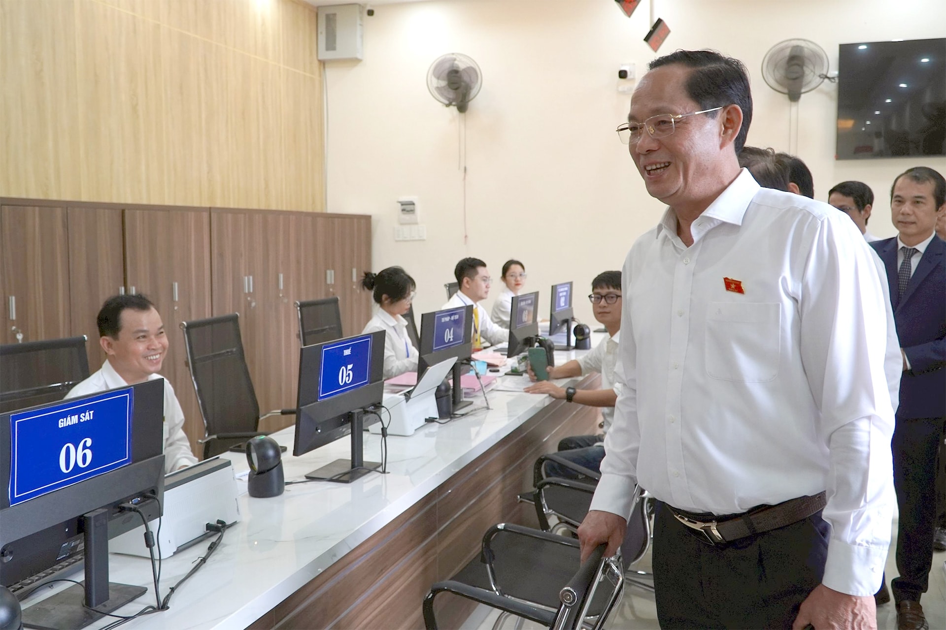 Phó Chủ tịch Quốc hội Trần Quang Phương động viên cán bộ UBND phường Hòa Xuân cố gắng hoàn thành nhiệm vụ.