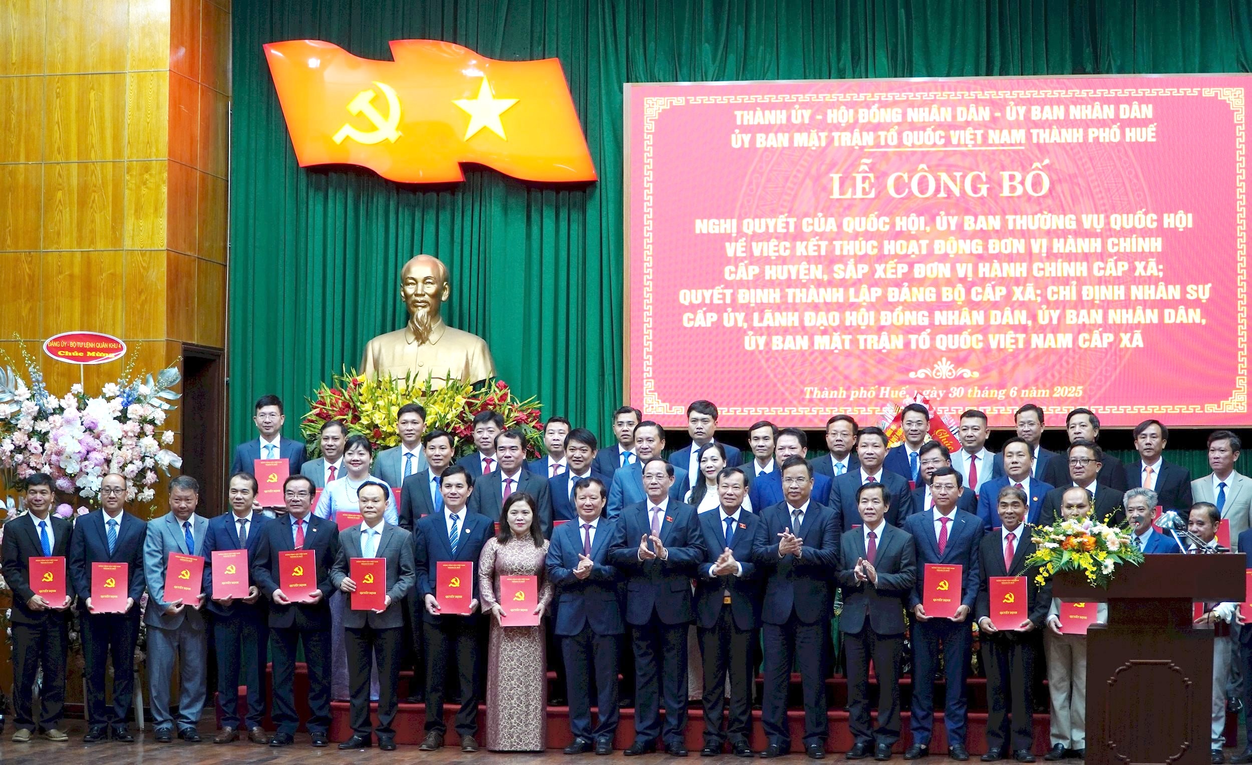 Phó Chủ tịch Quốc hội Trần Quang Phương chụp ảnh lưu niệm cùng lãnh đạo các xã, phường.