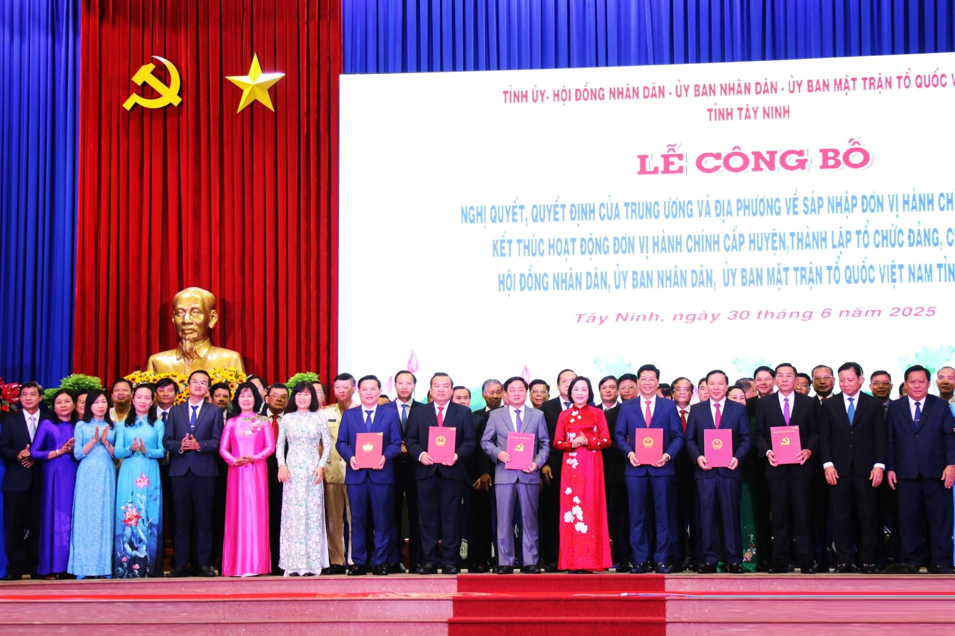 Phó Chủ tịch Quốc hội Nguyễn Thị Thanh trao các Nghị quyết, quyết định của Trung ương cho Đảng bộ tỉnh Tây Ninh.