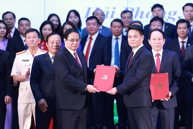 Prime Minister Pham Minh Chinh presents the Politburo's decision to appoint the new Deputy Secretary of the Hai Phong city Party Committee for the 2020-2025 tenure to Le Ngoc Chau. (Photo: VNA) Prime Minister Pham Minh Chinh presents the Politburo's decision to appoint the new Deputy Secretary of the Hai Phong city Party Committee for the 2020-2025 tenure to Le Ngoc Chau. (Photo: VNA)