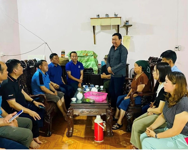 Đoàn công tác huyện Quản Bạ đi tuyên truyền, vận động người dân xoá bỏ hủ tục lạc hậu. Ảnh: Mai Lan