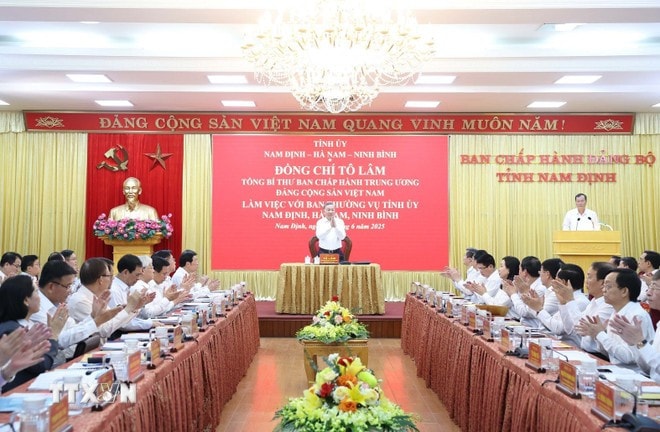 An overview of the working session between Party General Secretary To Lam and the Standing Boards of the Party Committees of Ha Nam, Nam Dinh and Ninh Binh - the three localities that are merged into a single Ninh Binh province (Photo: VNA) tong-bi-thu-to-lam-lam-viec-voi-ban-thuong-vu-tinh-uy-nam-dinh-ha-nam-ninh-binh-9.jpg
