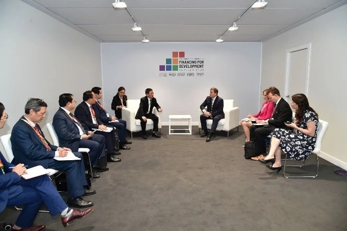 Deputy Prime Minister Ho Duc Phoc (left) meets with Ville Tavio, Finland’s Minister for Foreign Trade and Development on June 30 (Photo: VNA)