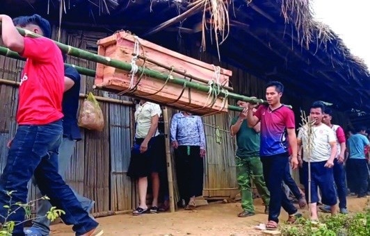Một đám tang của đồng bào Mông xã Pù Nhi (Mường Lát, Thanh Hóa) được thực hiện theo nếp sống mới