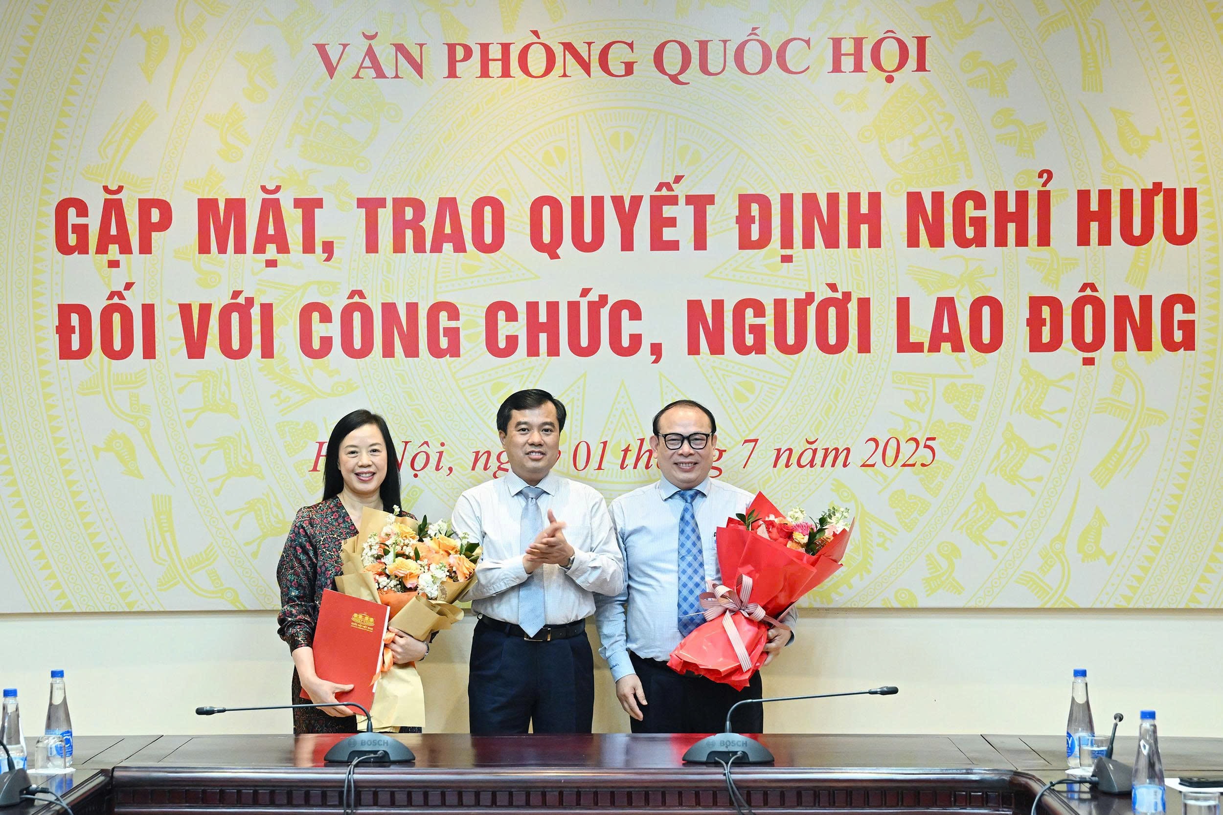 Phó Chủ nhiệm Văn phòng Quốc hội Nguyễn Mạnh Hùng tặng hoa đối với công chức, người lao động nghỉ hưu trước tuổi