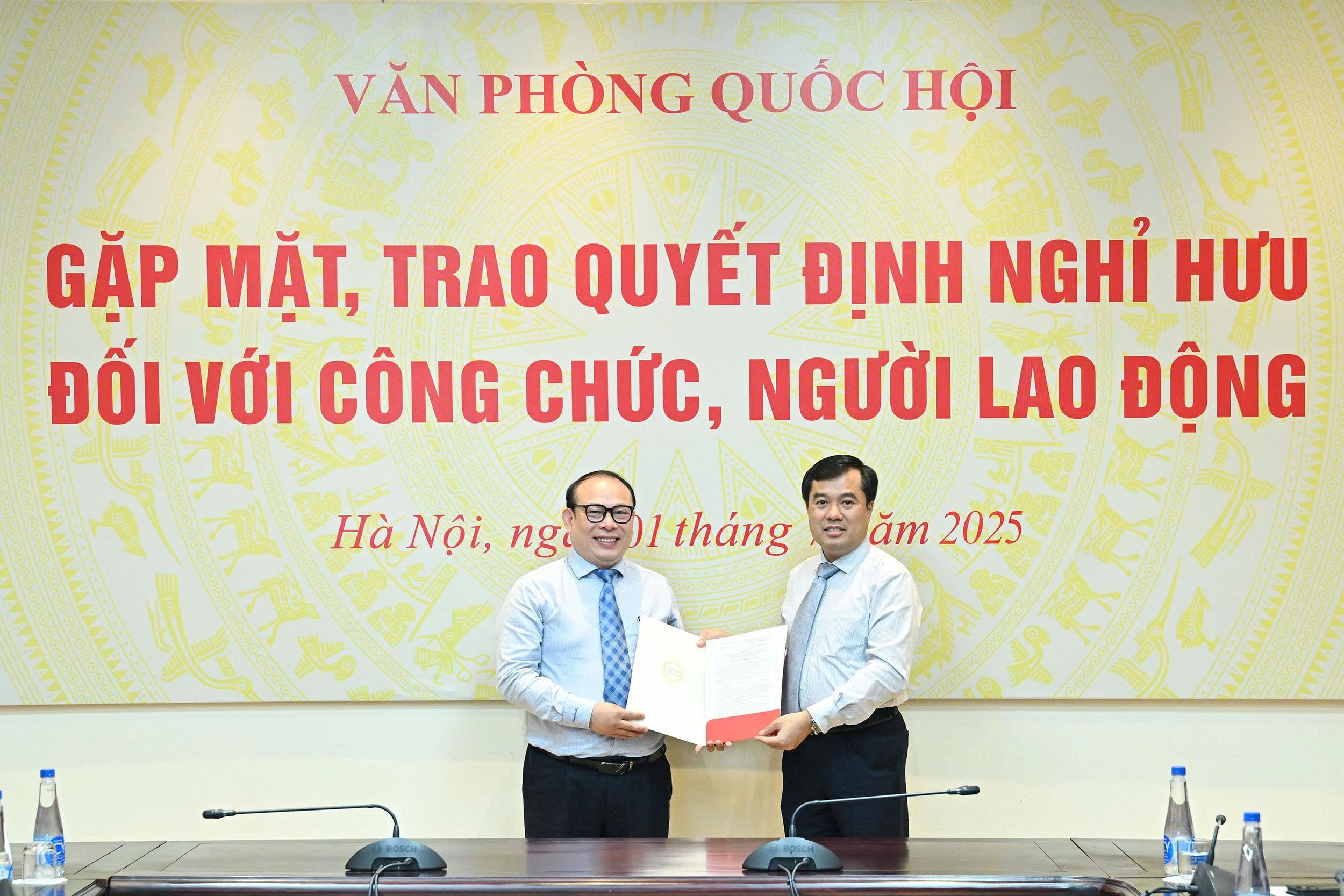 Phó Chủ nhiệm Văn phòng Quốc hội Nguyễn Mạnh Hùng trao quyết định nghỉ hưu trước tuổi đối với ông Lưu Tiến Minh, chuyên viên chính Văn phòng Đảng ủy (Văn phòng Quốc hội)