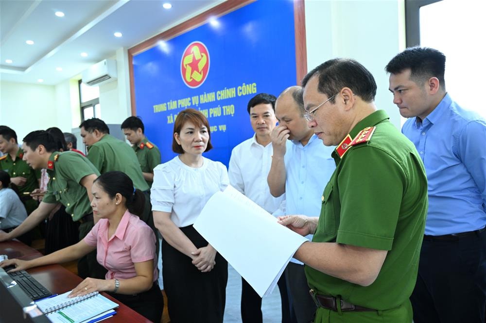 Thứ trưởng Nguyễn Văn Long kiểm tra, đánh giá thực tế công tác tiếp nhận, giải quyết thủ tục hành chính tại Trung tâm Phục vụ Hành chính công xã Đào Xá, tỉnh Phú Thọ.