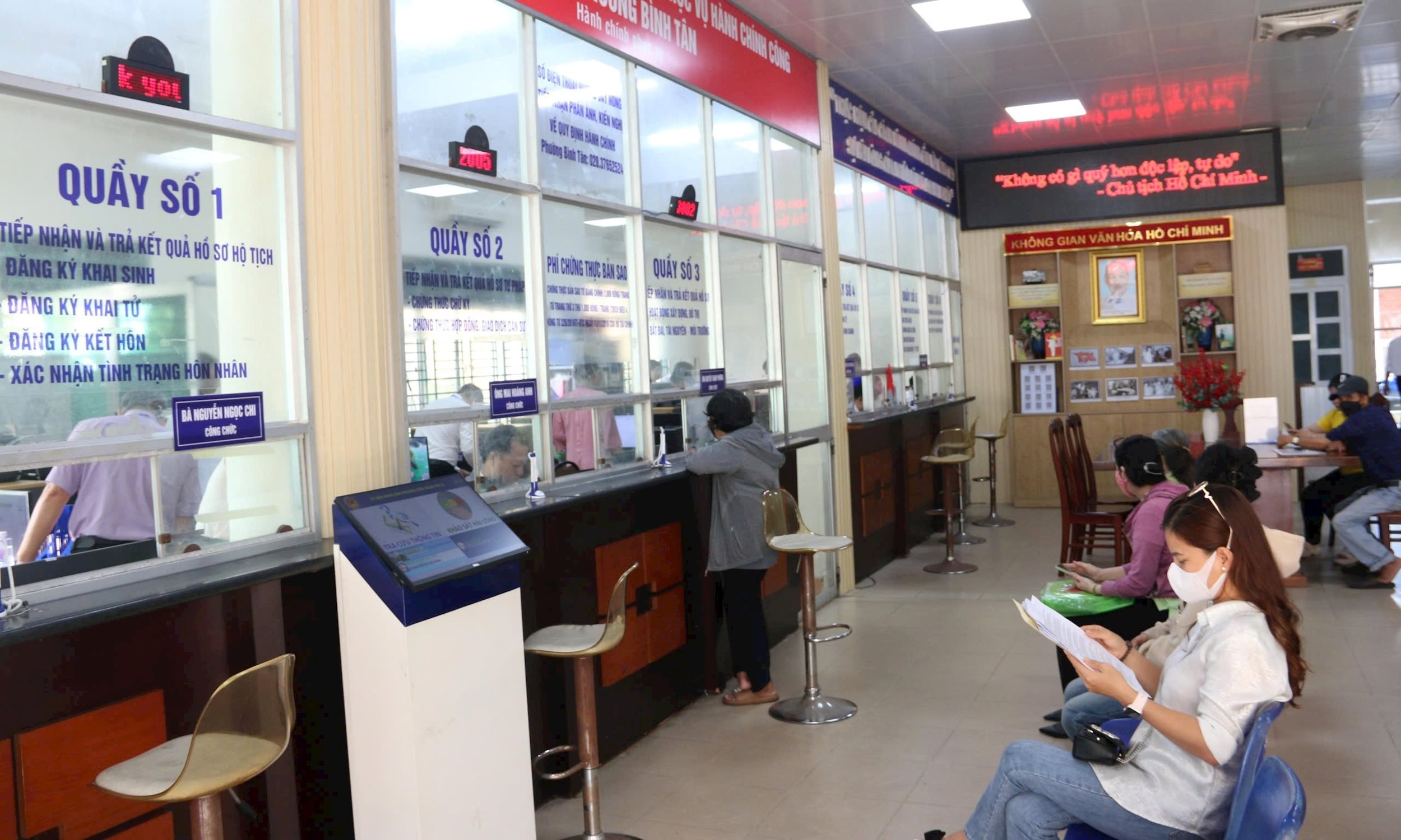 Sẵn sàng tiếp nhận và giải quyết các thủ tục hành chính một cách nhanh chóng và hiệu quả