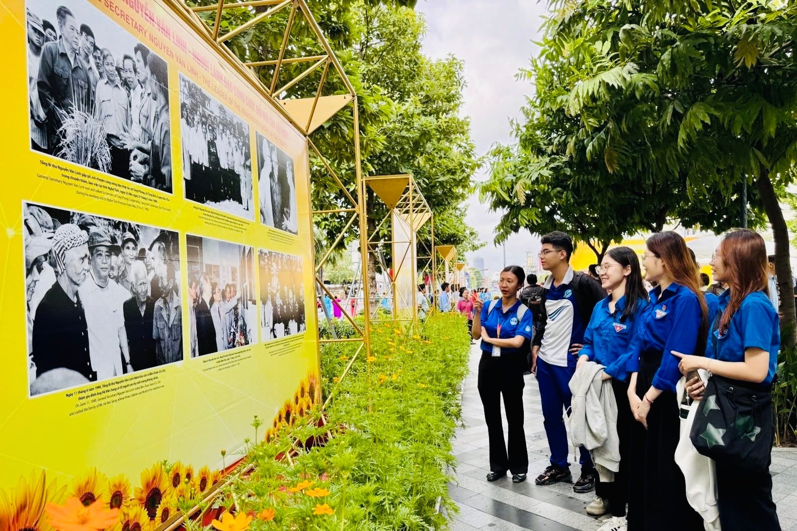 Các bạn trẻ tham quan triển lãm ảnh