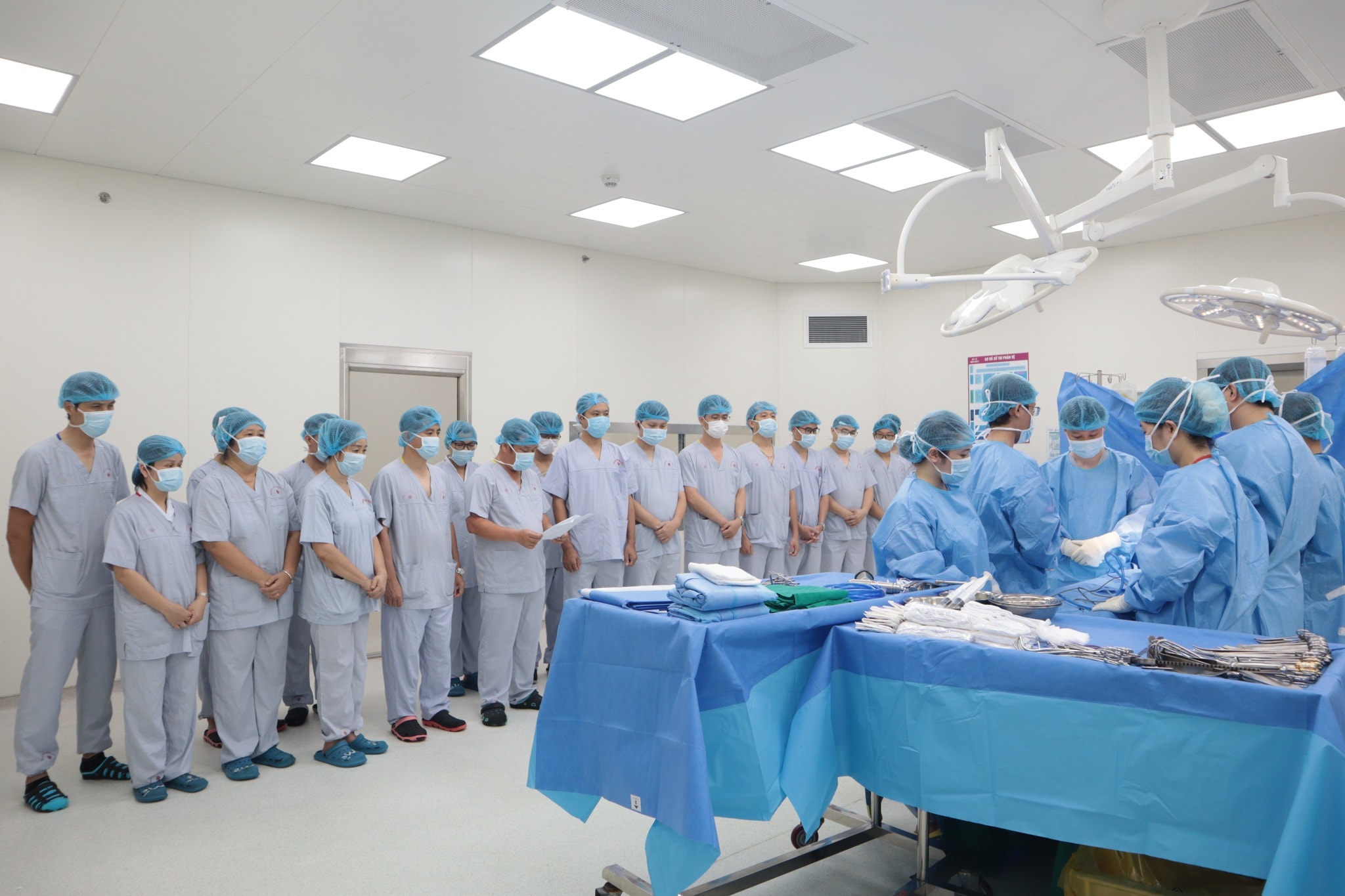 Ekip y bác sĩ Bệnh viện E dồn toàn lực thực hiện ca phẫu thuật đặc biệt . Nguồn: BVCC