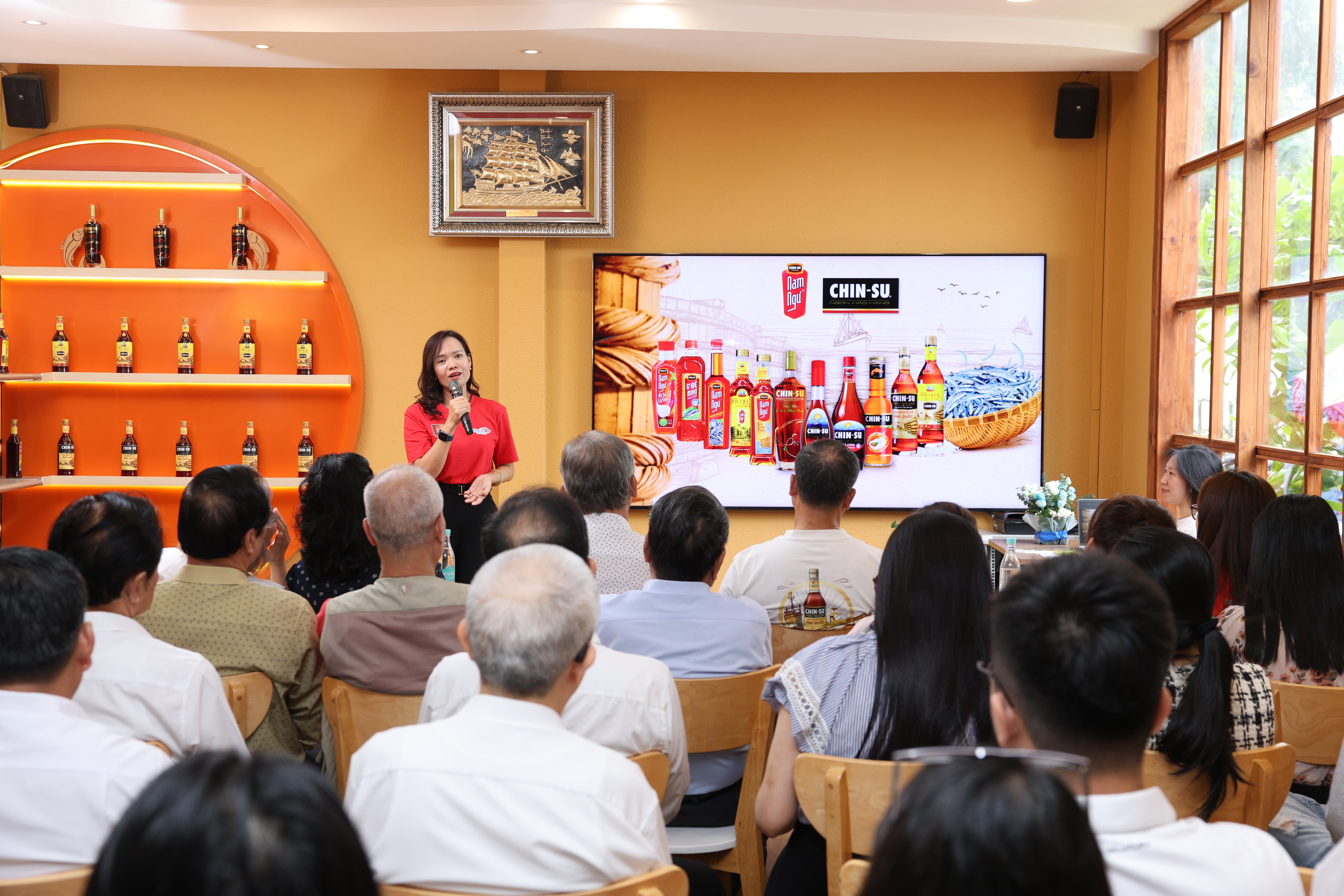Bà Đinh Hồng Vân - Giám đốc Thương hiệu cấp cao Ngành hàng Gia vị chia sẻ về câu chuyện các thương hiệu đến với 100 triệu người tiêu dùng Việt và vươn ra thế giới