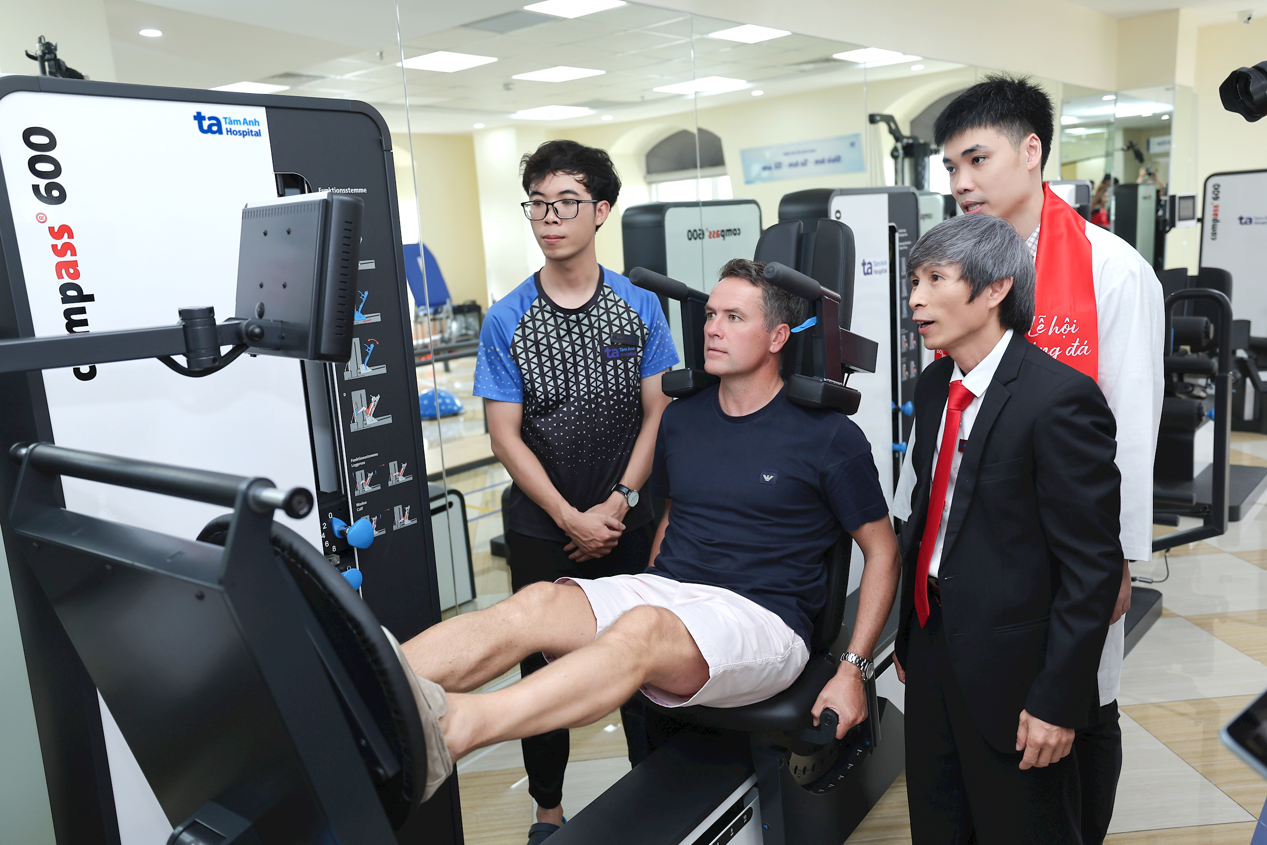 Huyền thoại Michael Owen trải nghiệm hệ thống thiết bị tập luyện và đánh giá sức mạnh cơ bắp Compass 600, thiết bị đánh giá và huấn luyện sức mạnh cơ bắp,