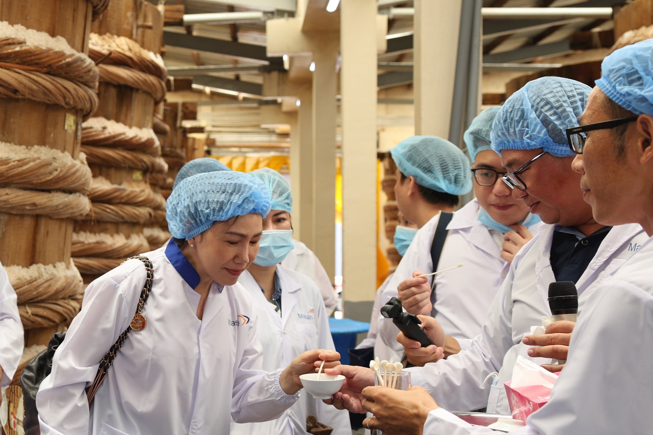 Khách mời trực tiếp nếm những giọt nước mắm cốt chiết từ thùng ủ chượp