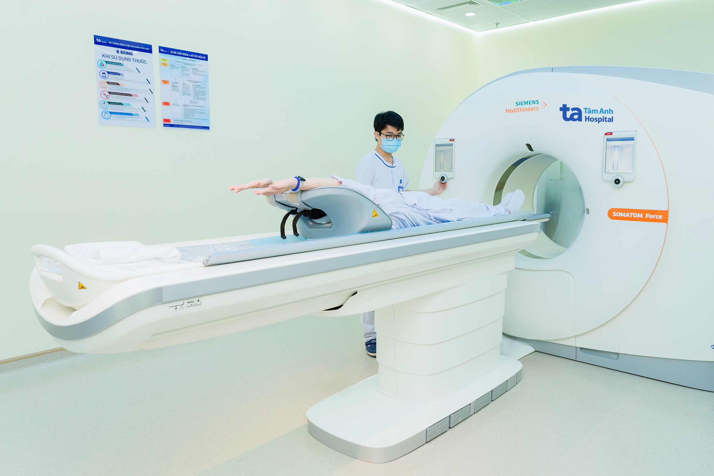 Kỹ thuật viên đang thực hiện các thao tác chụp CT hơn 100.000 lát cắt cho người bệnh