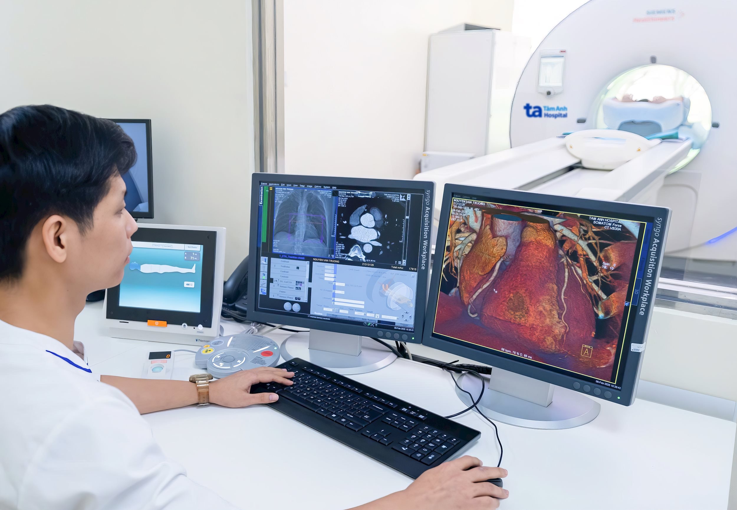 Người bệnh đang được kiểm tra bằng máy CT hơn 100.000 lát cắt. Ảnh_ BVĐK Tâm Anh.