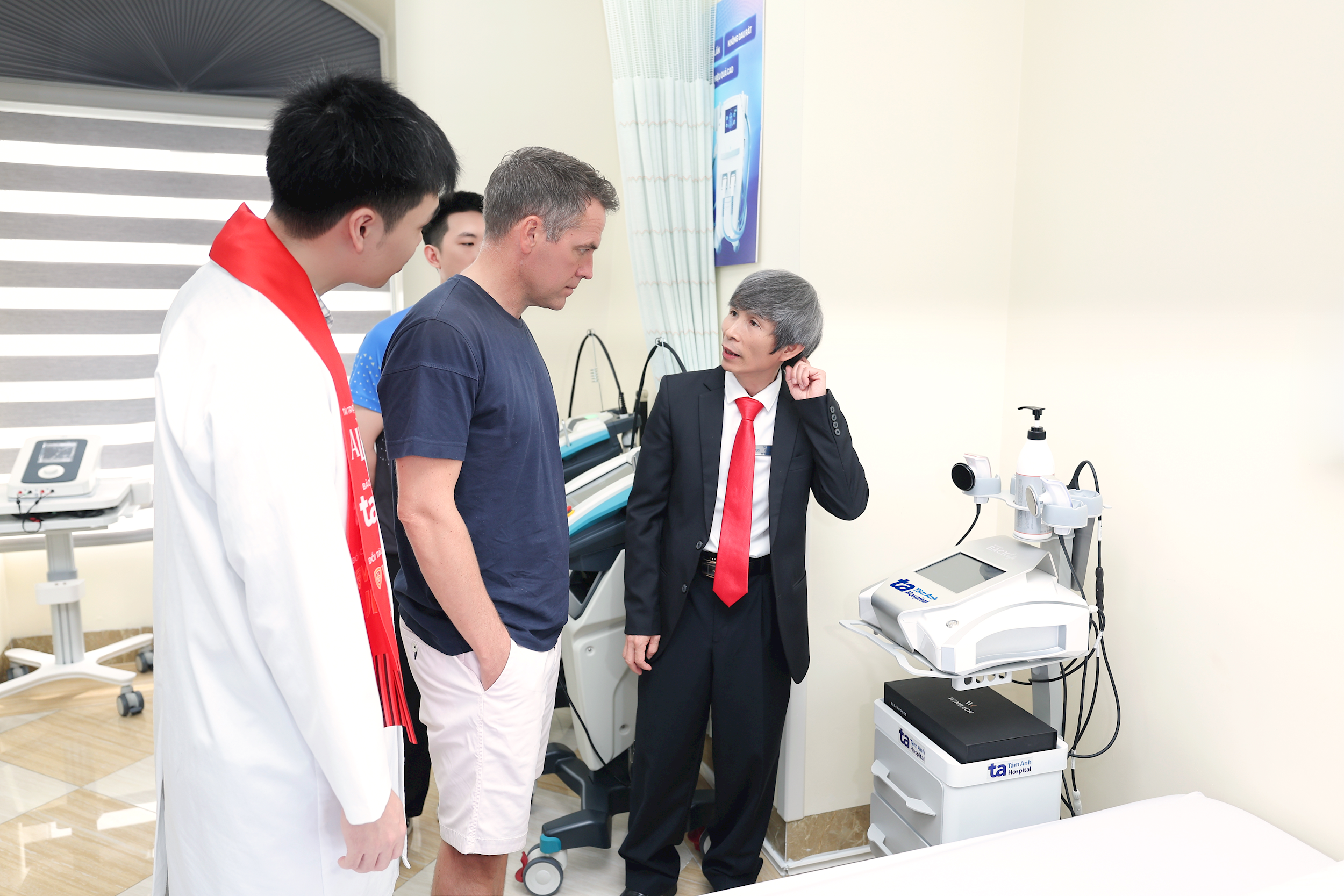 ThS Trần Văn Dần - Chủ tịch Hội Vật lý trị liệu Việt Nam (ngoài cùng bên phải) giới thiệu hệ thống phục hồi chức năng thể thao chuyên sâu, đạt chuẩn quô