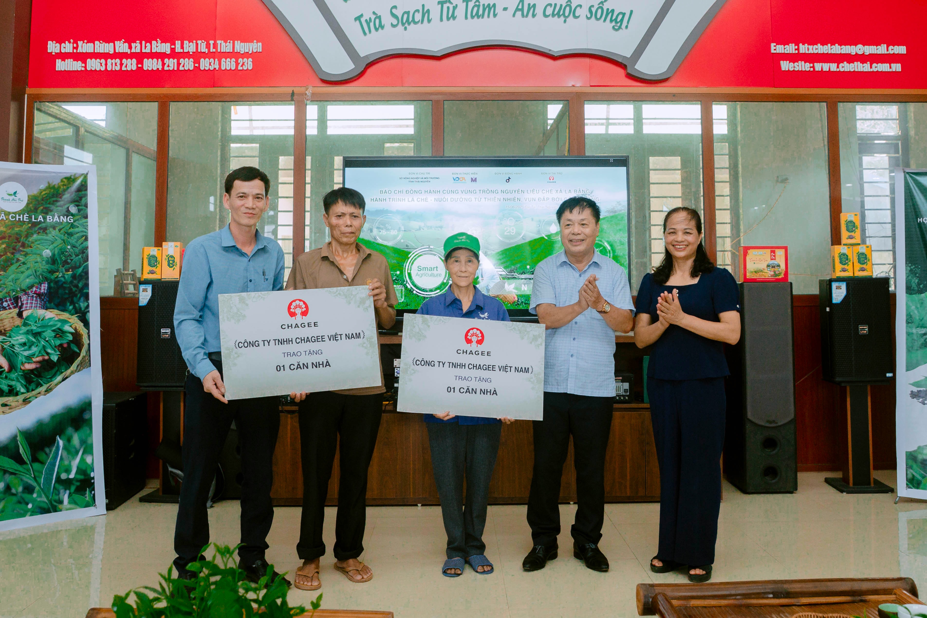 Trao nhà cho người dân có hoàn cảnh khó khăn