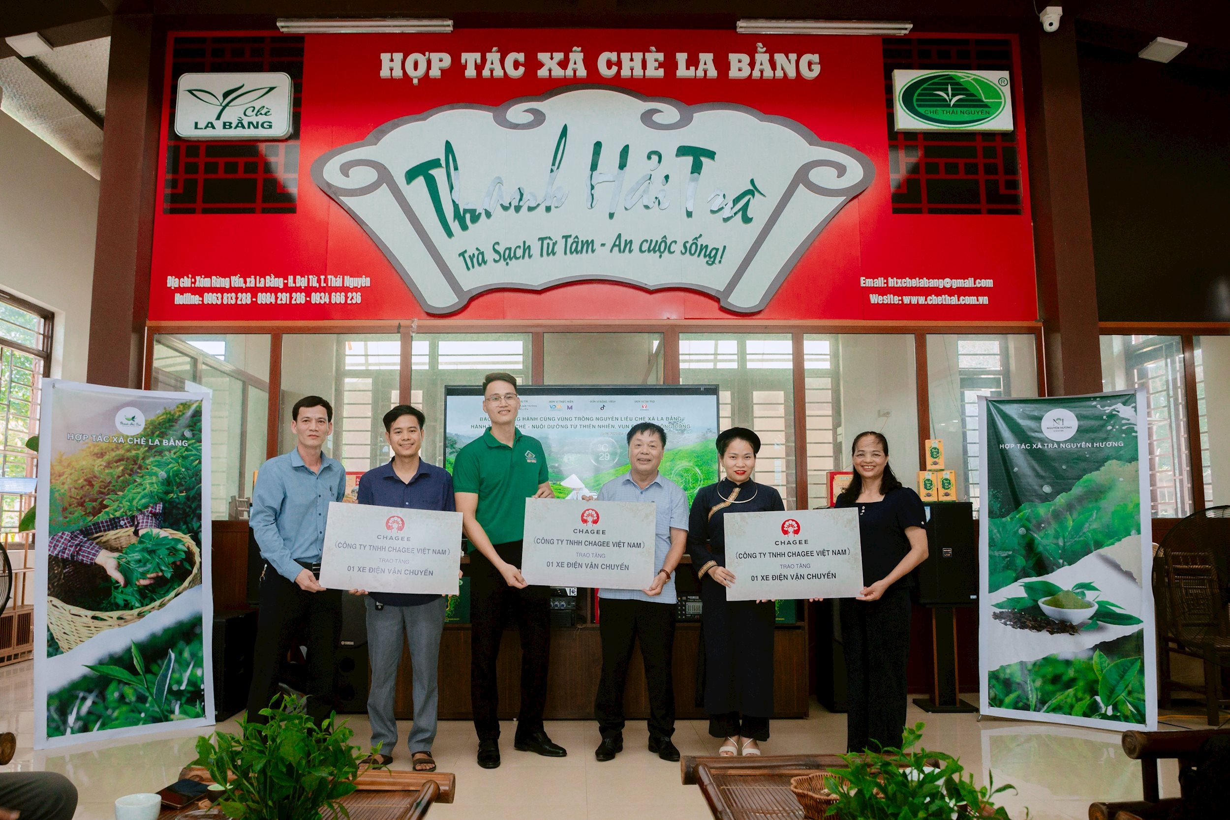 Trao xe ba gác điện cho HTX
