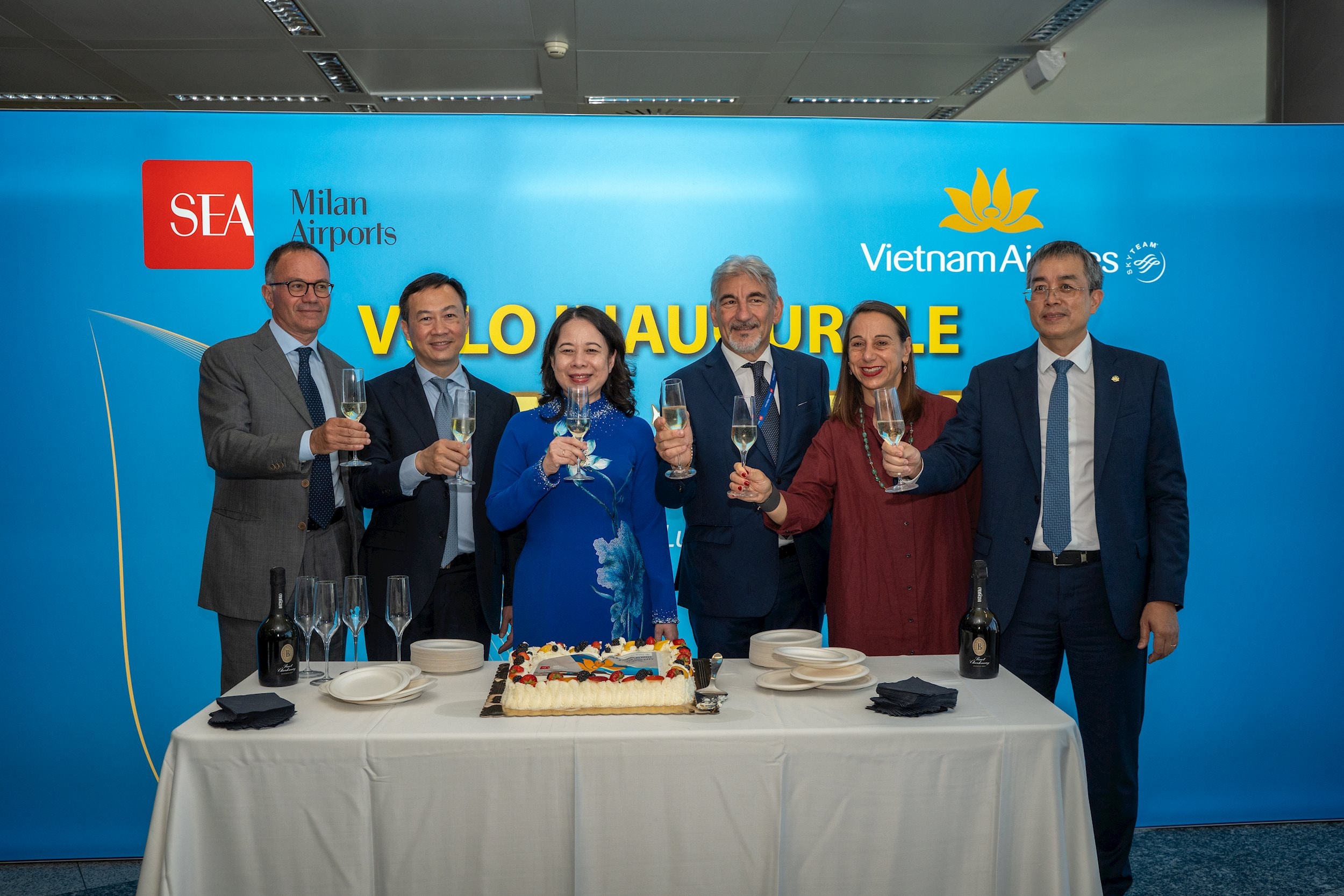 Ảnh 1. Vietnam Airlines khai trương đường bay thẳng từ Hà Nội đến Milan - trái tim của nước Ý. Ảnh VNA